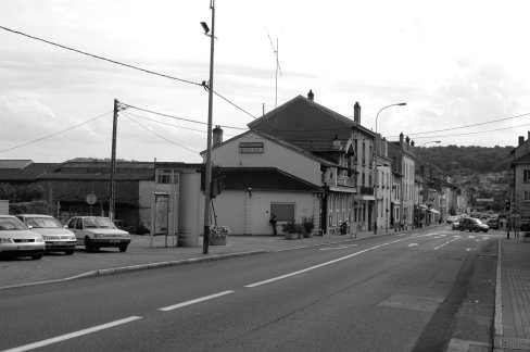 Avenue du Général de Gaulle (anciennement rue de Metz) en 2009 (photographie noir et blanc : Jean-Luc Gouret)